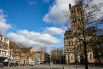 Der Münsterplatz mit dem St.-Quirinus-Münster in Neuss. • © Stadt Neuss